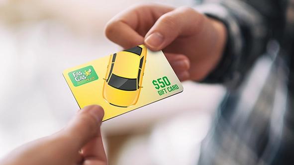 Deux mains tenant une carte-cadeau Fas Gas.