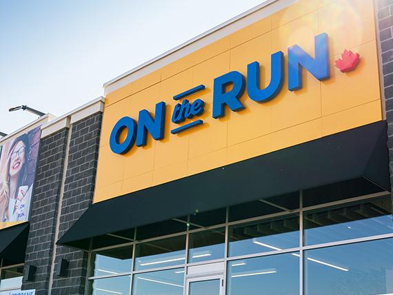 SUR la devanture du magasin RUN.