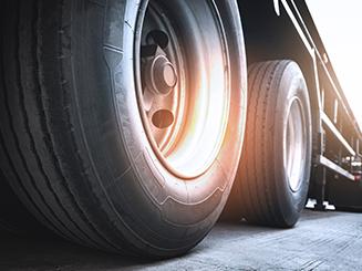 Un gros plan des pneus d’un gros camion.